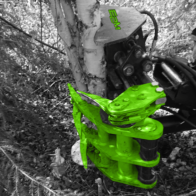 Grappin coupeur Série KX de la marque E2M de couleurs noir et vert, en utilisation, sur un arbre
